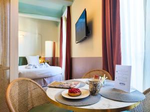- une table avec une assiette de nourriture dans une chambre d'hôtel dans l'établissement Aparthotel AMMI Vieux Nice, à Nice