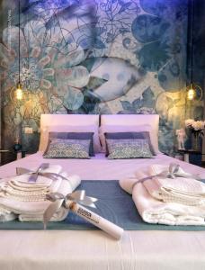 ein Schlafzimmer mit einem Bett mit Handtüchern darauf in der Unterkunft Bourbon House in Neapel