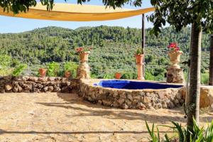 bañera de hidromasaje al aire libre con vistas a la montaña en La Casa de Piedra, una ventana al paraíso en Matet