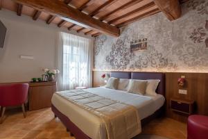 ein Schlafzimmer mit einem großen Bett in einem Zimmer in der Unterkunft Borgo Di Celle in Città di Castello