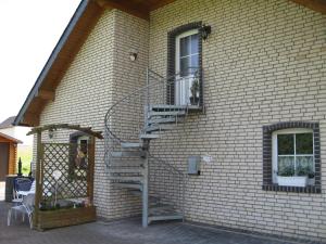 klatka schodowa na boku budynku z cegły w obiekcie Appartment Haus Müller w mieście Kelberg