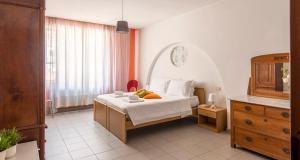 ein Schlafzimmer mit einem Bett mit einer Obstschale darauf in der Unterkunft ALTIDO Charming Flat for 4, Near Train Station in Como