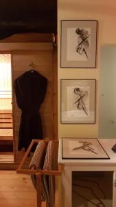 una habitación con algunas fotos en la pared y una mesa en #FortCozzo - JacuzziSuite & Sauna - Casola Valsenio, en Mercatale