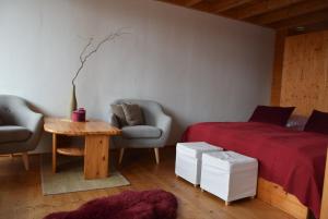 un soggiorno con un letto e un tavolo di Forstbauer a Millstatt