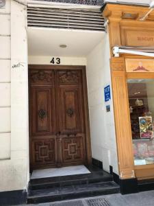 una gran puerta de madera en un edificio con una tienda en VTZ El Balcón de Rey Alfonso IV, en Zaragoza 4 fotos más