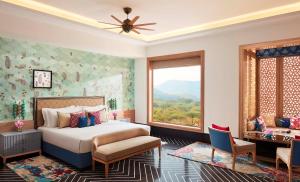 Taj Devi Ratn Resort & Spa, Jaipur客房内的一张或多张床位