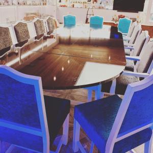 una sala de conferencias con mesa y sillas azules en De Parys Guest House - Fully Airconditioned en Bedford