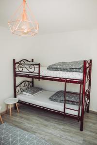 מיטה או מיטות קומותיים בחדר ב-Casa Ryana Gilau