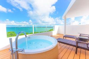bañera en el balcón con vistas al océano en Blue Ocean Hotel&Resort MIYAKOJIMA en Isla Miyako