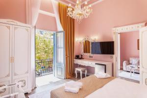 una camera con letto, scrivania e specchio di Via Villa Iliotti Rhodos a Città di Rodi