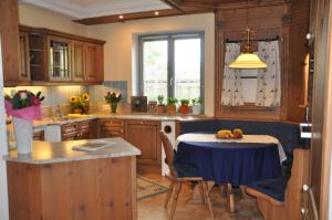 cocina con mesa y mantel azul en Ferienwohnung Alpenseepark, en Mondsee