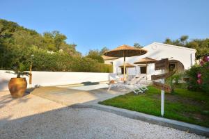 een villa met zwembad en huis bij Villa Siga - Siga in Kokkínion