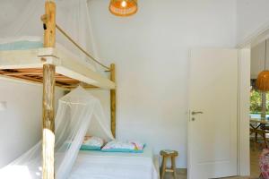 een slaapkamer met een stapelbed in een kamer bij Villa Siga - Siga in Kokkínion