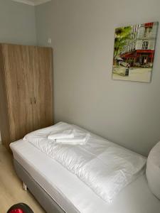 Säng eller sängar i ett rum på Apartments Am Bahnhof