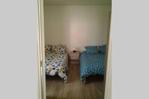 Postel nebo postele na pokoji v ubytování Petite maisonnette atypique et son jardinet