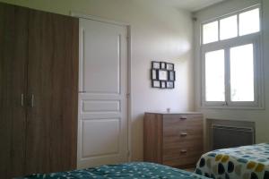 Postel nebo postele na pokoji v ubytování Petite maisonnette atypique et son jardinet