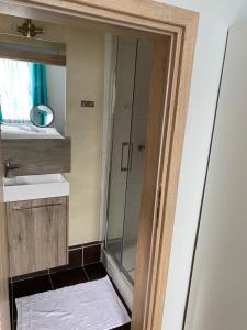 a bathroom with a shower and a sink at Gasthof zur Post - Standort Am Bahnhof Eiserfeld in Siegen