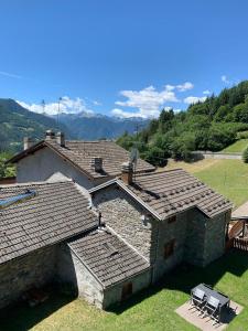 an aerial view of a house with mountains in the background at Casa Vacanze: Maison Des Gnomes in Challand Saint Anselme