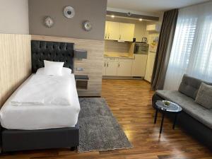 Kuchyň nebo kuchyňský kout v ubytování ZUM ZIEL Hotel Grenzach-Wyhlen bei Basel