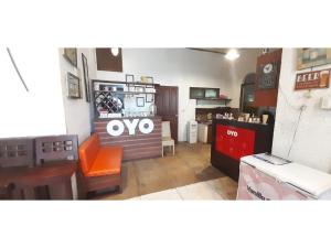 een keuken met een oranje stoel in een kamer bij OYO 558 Edilberto's Place in Tagum