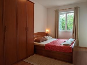 - une petite chambre avec un lit et une fenêtre dans l'établissement Villa Triton, à Pula