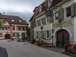 聖馬丁的住宿－Hotel zur Krone，一座有建筑的小镇上一条鹅卵石街道