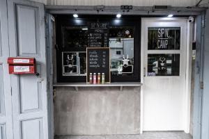 曼谷Sip N' Camp的商店前门有标志的商店