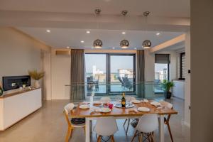 a dining room and kitchen with a table and chairs at RIA Apartments in Mamaia Nord