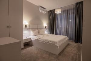 Giường trong phòng chung tại RIA Apartments +52 ảnh
