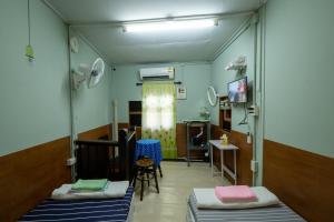 曼谷Sip N' Camp的一间医院间 - 带两张床和电视
