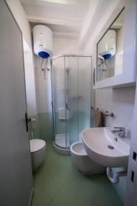オルヴィエートにあるCASA PURIFICAのシャワー、洗面台、トイレ付きのバスルーム