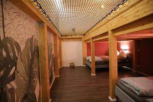 Zimmer mit 2 Betten in einem Holzhaus in der Unterkunft Kabali and Kasamui in Karlsruhe