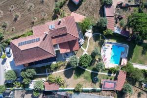 uma vista superior de uma casa e de uma piscina em A Casa Amarela em Pinheiro de Coja