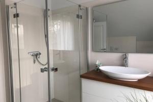 Koupelna v ubytování Leaf&Stay Ferienhaus auf Usedom mit optionaler Wallbox + 23 fotografií