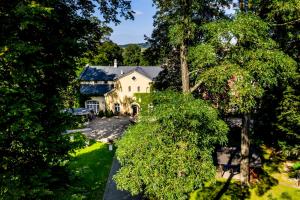 une vue aérienne sur une maison arborée dans l'établissement Dwór Boratyn, à Boratyń