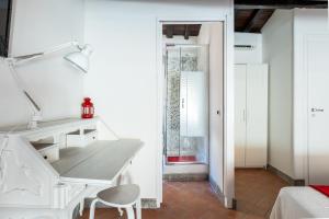 Et opholdsområde på VG FONTANA DI TREVI - 5 STELLE Camera con balcone + 7 billeder