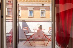 En balkon eller terrasse på VG FONTANA DI TREVI - 5 STELLE Camera con balcone