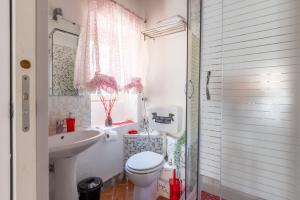 Et badeværelse på VG FONTANA DI TREVI - 5 STELLE Camera con balcone