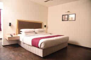 Postel nebo postele na pokoji v ubytování Hotel Sabareesh Park