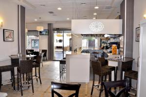 Reštaurácia alebo iné gastronomické zariadenie v ubytovaní Hotel Maestranza
