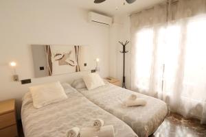 a bedroom with a large bed with towels on it at Apartamento Castillo in Granada