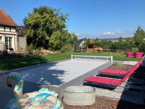Bazén v ubytování Le Clos d’Azel - Le gîte du cocher avec piscine nebo v jeho okolí