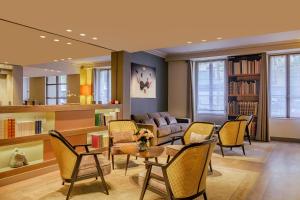 A seating area at Hôtel Le Tourville by Inwood Hotels