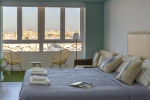 A bed or beds in a room at ATLANTICO Family Home by Cadiz4Rentals