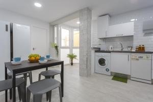 A kitchen or kitchenette at ATLANTICO Family Home by Cadiz4Rentals
