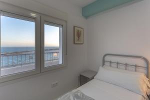A bed or beds in a room at ATLANTICO Family Home by Cadiz4Rentals