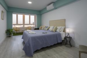 A bed or beds in a room at ATLANTICO Family Home by Cadiz4Rentals