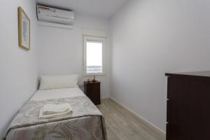 A bed or beds in a room at ATLANTICO Family Home by Cadiz4Rentals