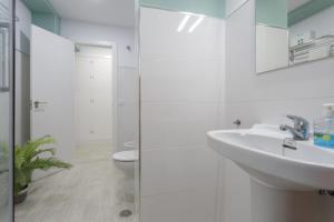 A bathroom at ATLANTICO Family Home by Cadiz4Rentals
