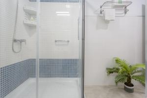 Ett badrum på ATLANTICO Family Home by Cadiz4Rentals